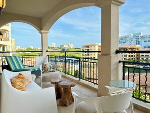 Property grounds - NEW ! Elegant and modern 2-Bedroom, with marina and garden view in Porto Cupecoy (Sint Maarten)