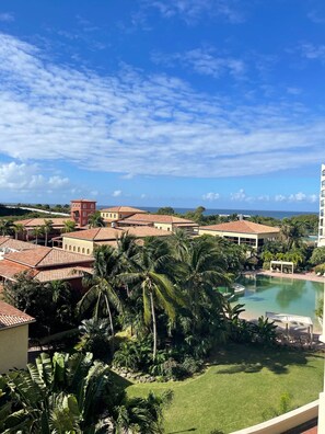 Pool - NEW ! Elegant and modern 2-Bedroom, with marina and garden view in Porto Cupecoy (Sint Maarten)