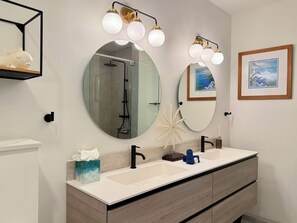 Douche, sèche-cheveux, serviettes fournies, savon