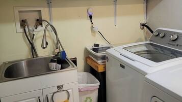 Kühlschrank, Mikrowelle, Herdplatte, Wasserkocher mit Kaffee-/Teezubehör