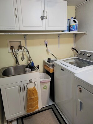 Refrigerador, microondas, placa de cocina, cafetera/tetera