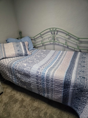 2 habitaciones, escritorio, tabla de planchar con plancha y wifi gratis