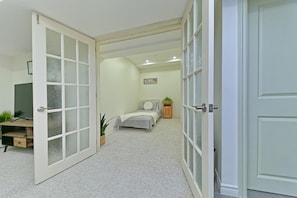 2 bedrooms, iron/ironing board, WiFi, bed sheets