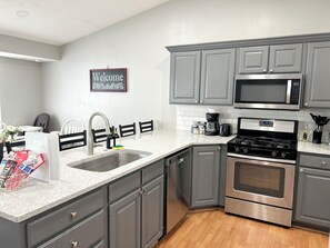 Microondas, horno, placa de cocina y lavavajillas