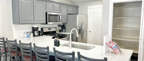 Microondas, horno, parrilla de estufa y lavavajillas