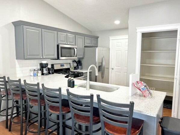 Micro-ondas, fogão, cooktop, lava-louças