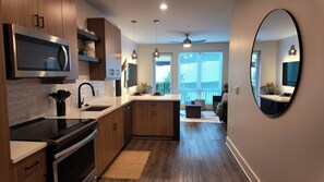 Een magnetron, een oven, een kookplaat, een vaatwasser