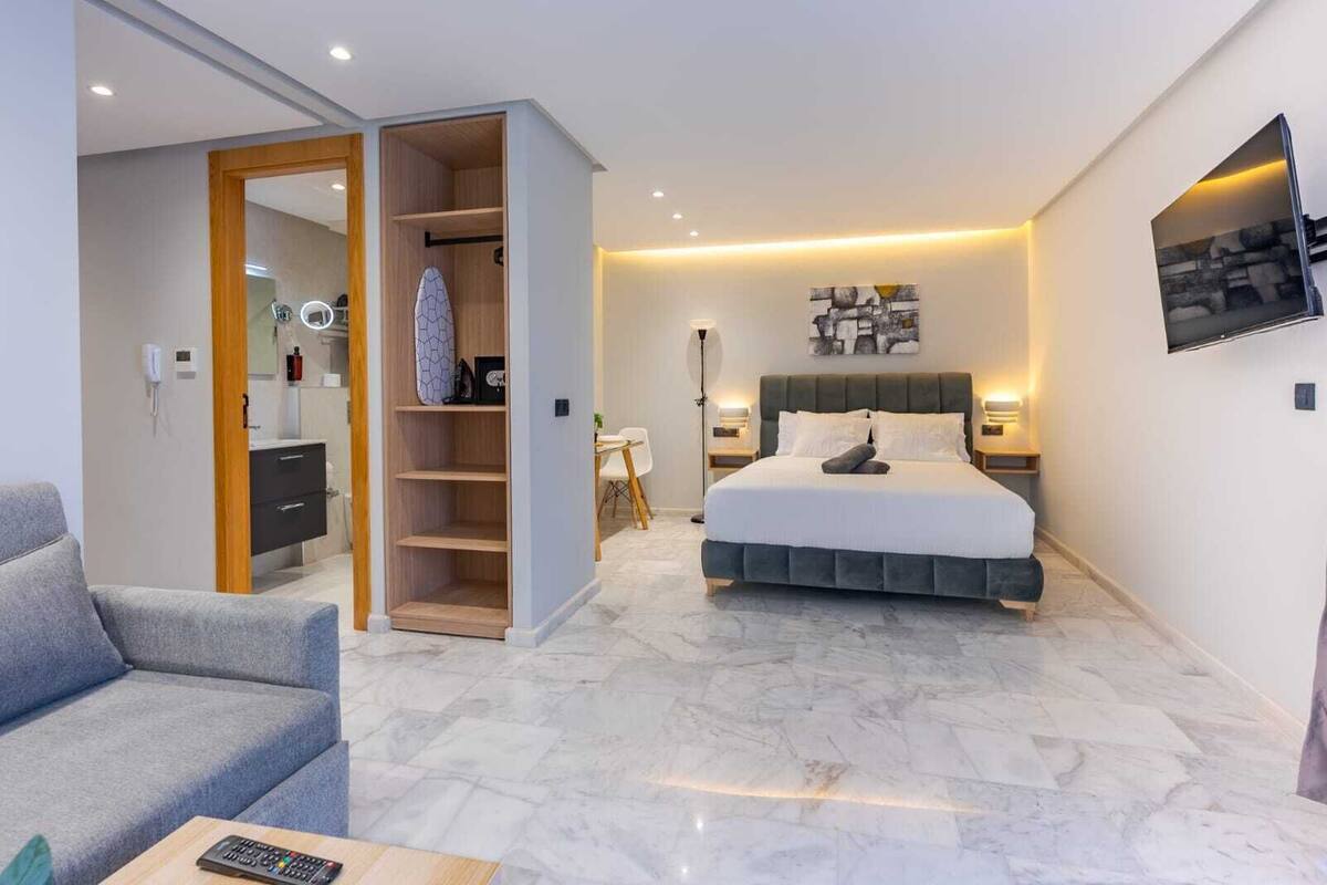 Basic Studio | Premium bedding, in-room safe, soundproofing, iron/ironing board