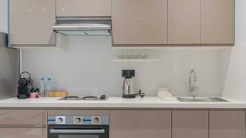 Fogão, cooktop, talheres/pratos/utensílios de cozinha