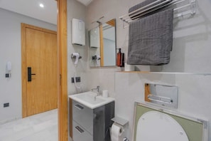 Shower, pengering rambut, handuk, dan sabun