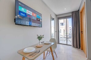 42-inch LED TV with satellite channels - Faya Nova-central stay (Casablanca)
