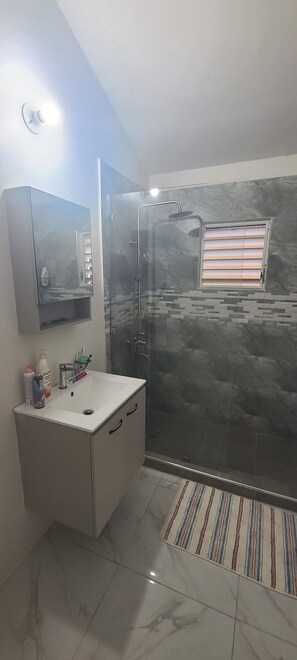 Towels, soap, toilet paper - Cozy 1-bedroom bungalow in pleasant Greater Portmore with AC (Greater Portmore)