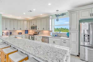 Coffee/tea maker, fridge, microwave, oven - Oceanfront Rooftop Views w/ 75ft of Dockage (Marathon)