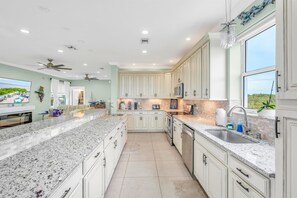 Coffee/tea maker, fridge, microwave, oven - Oceanfront Rooftop Views w/ 75ft of Dockage (Marathon)