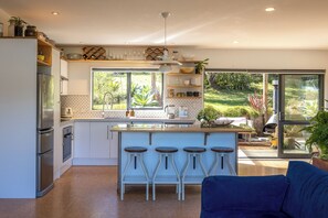 Private kitchen - Te Makiri House, Onetangi - Be My Guest Waiheke (Waiheke Island)