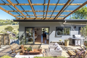 Outdoor dining - Te Makiri House, Onetangi - Be My Guest Waiheke (Waiheke Island)