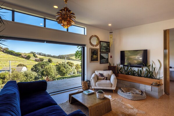 Living area - Te Makiri House, Onetangi - Be My Guest Waiheke (Waiheke Island)