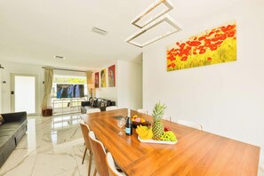 Dining - Classy Stylish Swimming Joy (Hollywood)