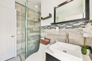 Shower, hair dryer, towels