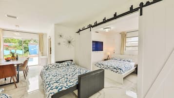 4 quartos, escrivaninha, ferros/tábuas de passar roupa, berço de viagem