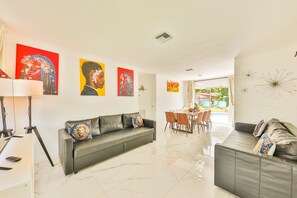 TV, offices - Classy Stylish Swimming Joy (Hollywood)