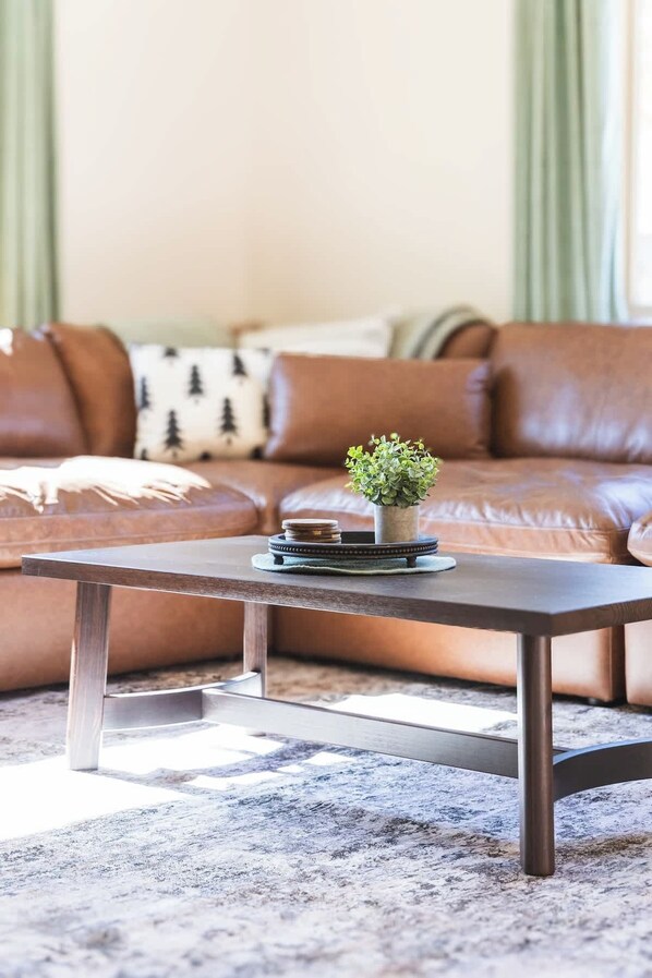 TV, fireplace, offices - 3 bed mountain getaway | hot tub | kid-friendly (Flagstaff)