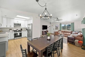 Interior - 3 bed mountain getaway | hot tub | kid-friendly (Flagstaff)