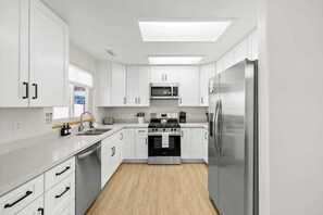 Fridge, microwave, oven, stovetop - 3 bed mountain getaway | hot tub | kid-friendly (Flagstaff)