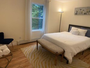 Tabla de planchar con plancha, wifi y ropa de cama 