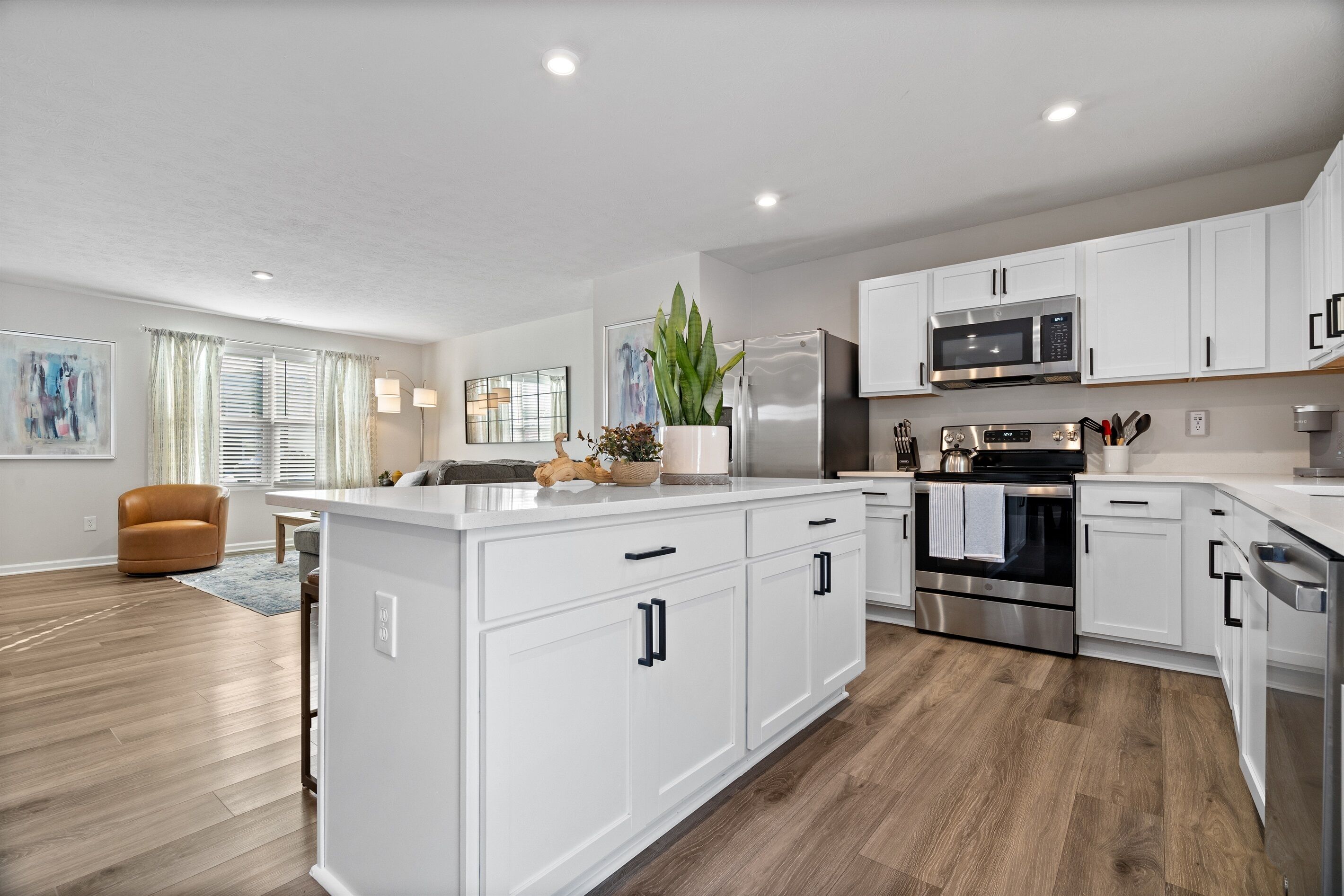 Jääkaappi, mikroaaltouuni, uuni, liesi