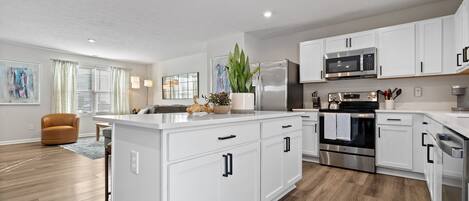 雪櫃、微波爐、焗爐、爐具