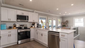 Kylskåp, mikrovågsugn, ugn och spishäll