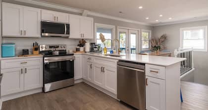 Soundfront Escape • Private Heated Pool • Dock • Pet Friendly