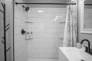 Douche, sèche-cheveux, serviettes fournies, savon