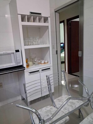 Eget kjøkken | Mikrobølgeovn, ovn, kokeplater og kjøkkenutstyr