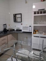 Private kitchen | Microwave, oven, stovetop, cookware/dishes/utensils