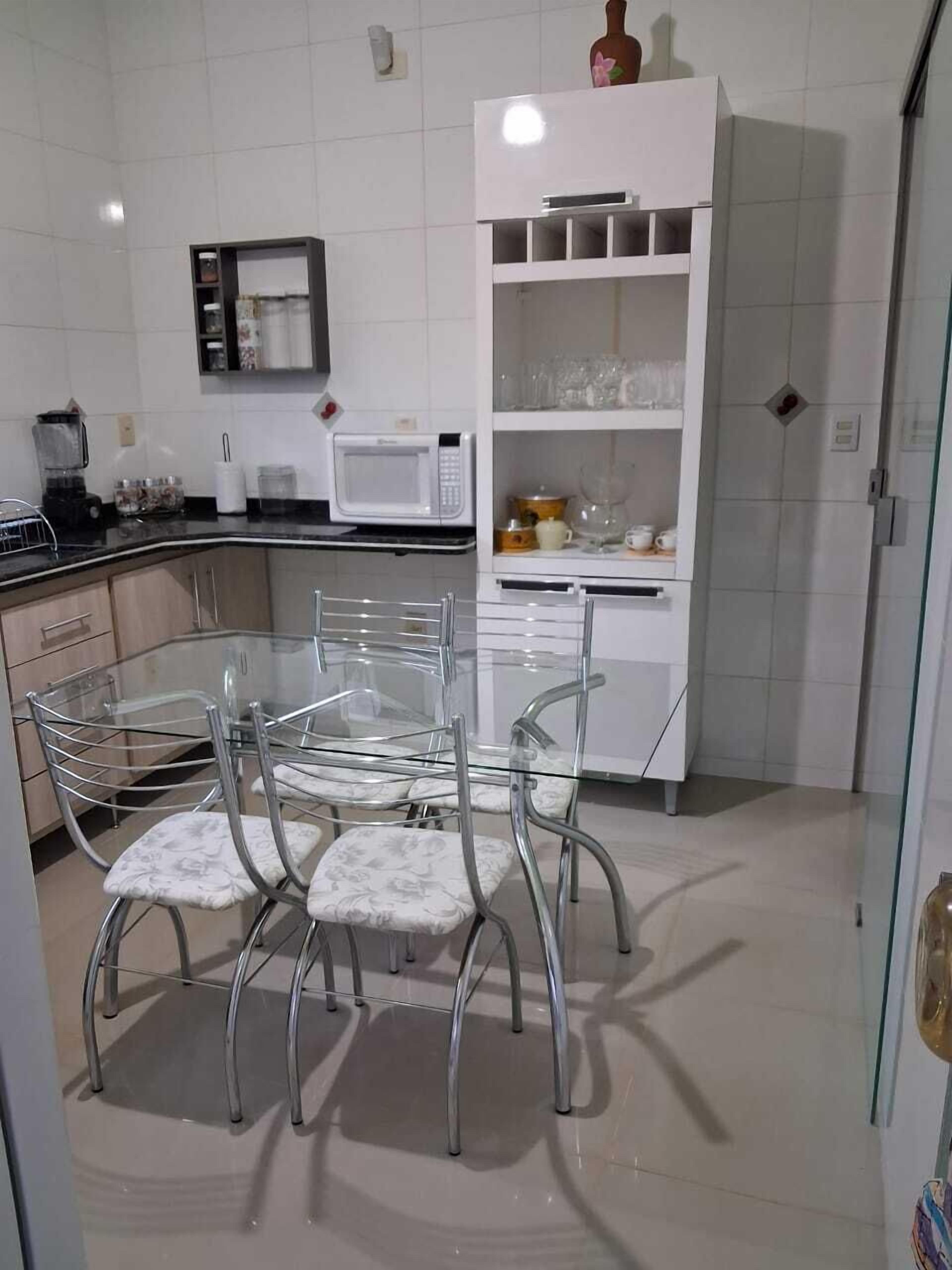 Een microgolfoven, een oven, een kookplaat, kookgerei, borden en bestek