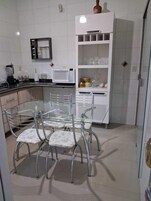 Microondas, horno, placa de cocina, utensilios de cocina