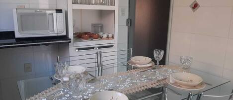 Basic House | Private kitchen | Microwave, oven, stovetop, cookware/dishes/utensils