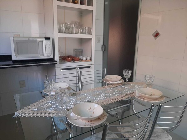 Basic House | Private kitchen | Microwave, oven, stovetop, cookware/dishes/utensils - casa temporada manu tobar (Brotas)