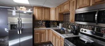 Hocking Hills 2BR Apartment w/ Aspen Hot Tub, Starlink Wi-Fi & Patio