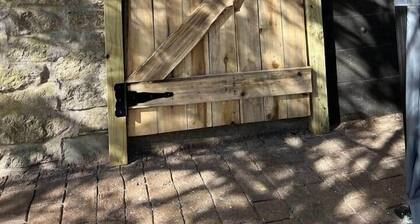 Hocking Hills 2BR Apartment w/ Aspen Hot Tub, Starlink Wi-Fi & Patio