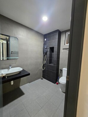 Shower, hair dryer, bidet, towels - Cozy KL 2-Bedroom Homestay at Inspirasi Residensi Mont Kiara Kuala Lumpur City (Mont Kiara)