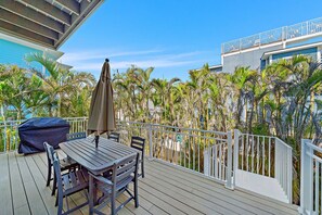 Outdoor dining - On Ocean Time: 5 Houses to Gulf, Pool by Anna Maria Life Vacation Rentals (Holmes Beach)