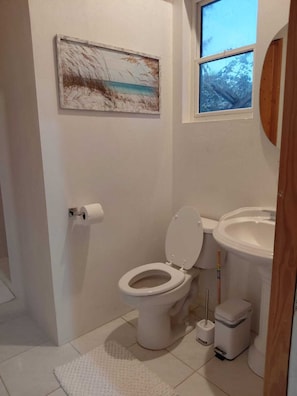 Douche, sèche-cheveux, serviettes fournies, savon