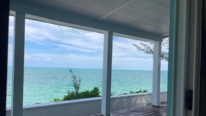 Eine Holterrasse mit Blick aufs Meer.