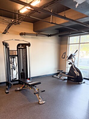 Fitness facility - Retro 1 Bedroom, King Bed, Large Living Area, Parking, Gym, Close to UAB (Birmingham)