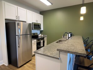 Private kitchen - Retro 1 Bedroom, King Bed, Large Living Area, Parking, Gym, Close to UAB (Birmingham)