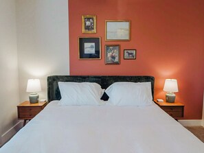 1 bedroom, iron/ironing board, WiFi, bed sheets - Retro 1 Bedroom, King Bed, Large Living Area, Parking, Gym, Close to UAB (Birmingham)