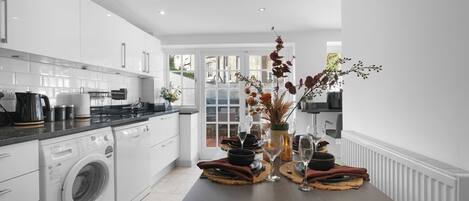 Een koelkast, een microgolfoven, een oven, een kookplaat